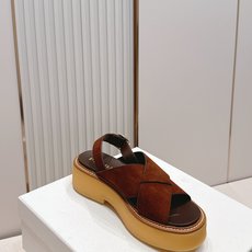 Prada 普拉达2026春夏新款凉鞋系列 罗马厚底凉鞋 最新走秀款,经典升级 舒适度与时髦度并存 每个 Prada 普拉达2026春夏新款凉鞋系列 罗马厚底凉鞋 最新走秀款,经典升级 舒适度与时髦度并存 每个