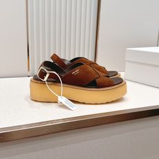 Prada 普拉达2026春夏新款凉鞋系列 罗马厚底凉鞋 最新走秀款,经典升级 舒适度与时髦度并存 每个 Prada 普拉达2026春夏新款凉鞋系列 罗马厚底凉鞋 最新走秀款,经典升级 舒适度与时髦度并存 每个
