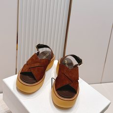 Prada 普拉达2026春夏新款凉鞋系列 罗马厚底凉鞋 最新走秀款,经典升级 舒适度与时髦度并存 每个 Prada 普拉达2026春夏新款凉鞋系列 罗马厚底凉鞋 最新走秀款,经典升级 舒适度与时髦度并存 每个
