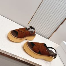 Prada 普拉达2026春夏新款凉鞋系列 罗马厚底凉鞋 最新走秀款,经典升级 舒适度与时髦度并存 每个 Prada 普拉达2026春夏新款凉鞋系列 罗马厚底凉鞋 最新走秀款,经典升级 舒适度与时髦度并存 每个