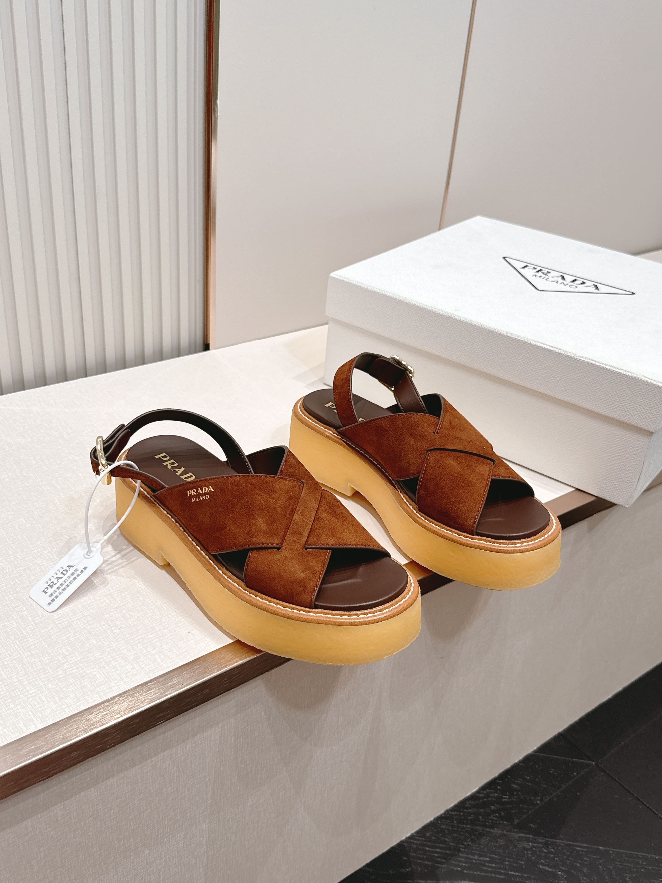 Prada 普拉达2026春夏新款凉鞋系列 罗马厚底凉鞋 最新走秀款，经典升级 舒适度与时髦度并存 每个