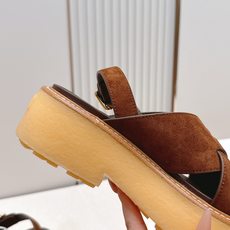 Prada 普拉达2026春夏新款凉鞋系列 罗马厚底凉鞋 最新走秀款,经典升级 舒适度与时髦度并存 每个 Prada 普拉达2026春夏新款凉鞋系列 罗马厚底凉鞋 最新走秀款,经典升级 舒适度与时髦度并存 每个