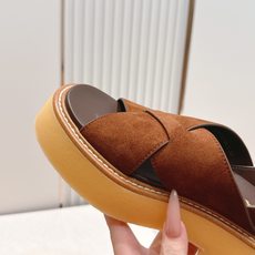 Prada 普拉达2026春夏新款凉鞋系列 罗马厚底凉鞋 最新走秀款,经典升级 舒适度与时髦度并存 每个 Prada 普拉达2026春夏新款凉鞋系列 罗马厚底凉鞋 最新走秀款,经典升级 舒适度与时髦度并存 每个