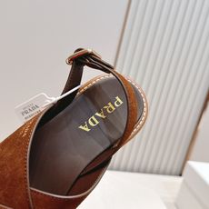 Prada 普拉达2026春夏新款凉鞋系列 罗马厚底凉鞋 最新走秀款,经典升级 舒适度与时髦度并存 每个 Prada 普拉达2026春夏新款凉鞋系列 罗马厚底凉鞋 最新走秀款,经典升级 舒适度与时髦度并存 每个