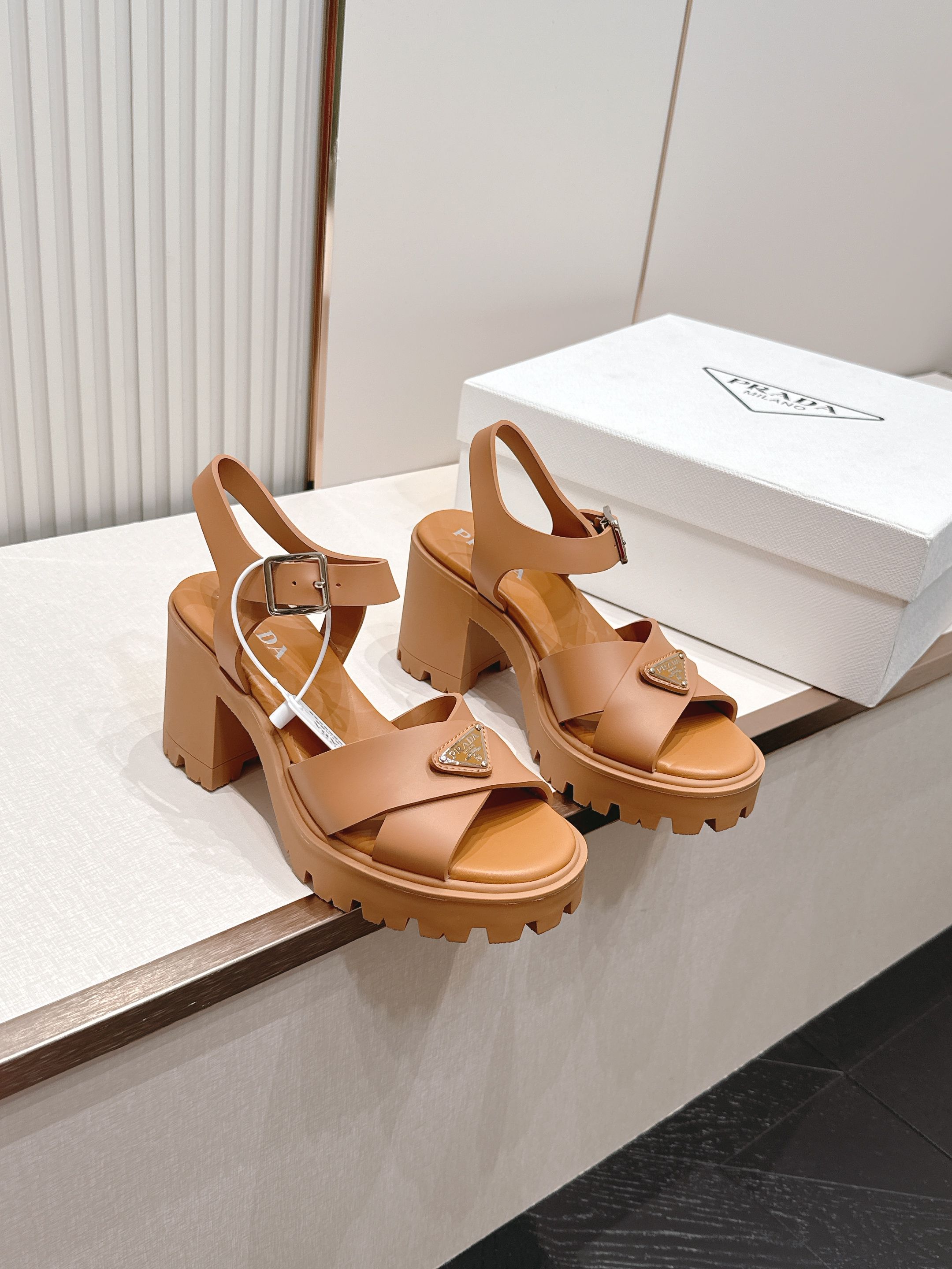 Prada 普拉达2026春夏新款凉鞋系列 罗马厚底高跟凉鞋 最新走秀款，经典升级 舒适度与时髦度并存 