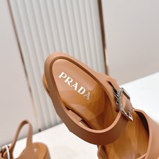 Prada 普拉达2026春夏新款凉鞋系列 罗马厚底高跟凉鞋 最新走秀款,经典升级 舒适度与时髦度并存 Prada 普拉达2026春夏新款凉鞋系列 罗马厚底高跟凉鞋 最新走秀款,经典升级 舒适度与时髦度并存