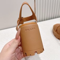 Prada 普拉达2026春夏新款凉鞋系列 罗马厚底高跟凉鞋 最新走秀款,经典升级 舒适度与时髦度并存 Prada 普拉达2026春夏新款凉鞋系列 罗马厚底高跟凉鞋 最新走秀款,经典升级 舒适度与时髦度并存