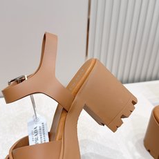 Prada 普拉达2026春夏新款凉鞋系列 罗马厚底高跟凉鞋 最新走秀款,经典升级 舒适度与时髦度并存 Prada 普拉达2026春夏新款凉鞋系列 罗马厚底高跟凉鞋 最新走秀款,经典升级 舒适度与时髦度并存