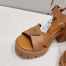 Prada 普拉达2026春夏新款凉鞋系列 罗马厚底高跟凉鞋 最新走秀款,经典升级 舒适度与时髦度并存 Prada 普拉达2026春夏新款凉鞋系列 罗马厚底高跟凉鞋 最新走秀款,经典升级 舒适度与时髦度并存