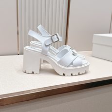 Prada 普拉达2026春夏新款凉鞋系列 罗马厚底高跟凉鞋 最新走秀款,经典升级 舒适度与时髦度并存 Prada 普拉达2026春夏新款凉鞋系列 罗马厚底高跟凉鞋 最新走秀款,经典升级 舒适度与时髦度并存