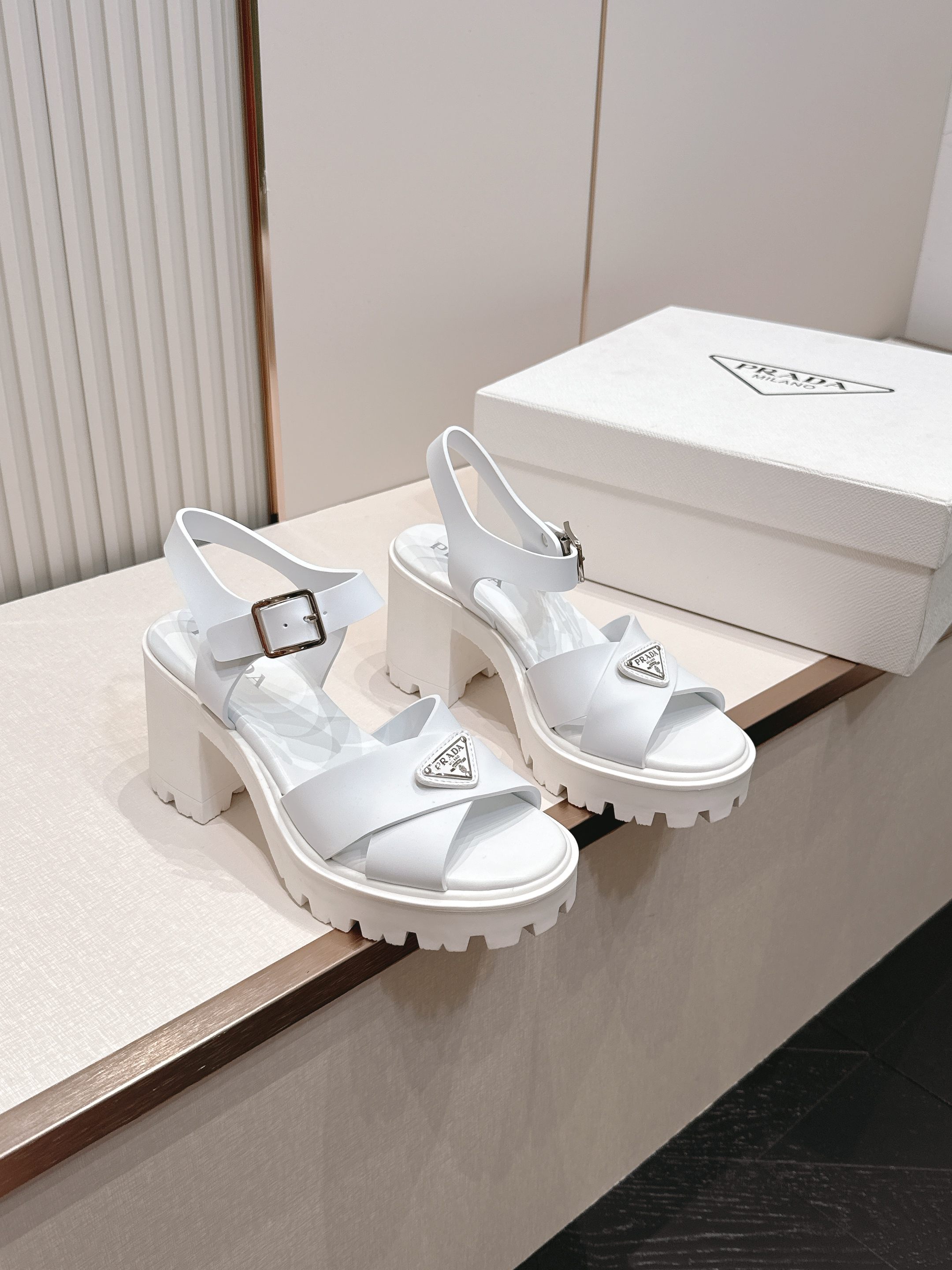 Prada 普拉达2026春夏新款凉鞋系列 罗马厚底高跟凉鞋 最新走秀款，经典升级 舒适度与时髦度并存 