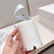 Prada 普拉达2026春夏新款凉鞋系列 罗马厚底高跟凉鞋 最新走秀款,经典升级 舒适度与时髦度并存 Prada 普拉达2026春夏新款凉鞋系列 罗马厚底高跟凉鞋 最新走秀款,经典升级 舒适度与时髦度并存