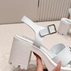 Prada 普拉达2026春夏新款凉鞋系列 罗马厚底高跟凉鞋 最新走秀款,经典升级 舒适度与时髦度并存 Prada 普拉达2026春夏新款凉鞋系列 罗马厚底高跟凉鞋 最新走秀款,经典升级 舒适度与时髦度并存