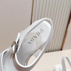 Prada 普拉达2026春夏新款凉鞋系列 罗马厚底高跟凉鞋 最新走秀款,经典升级 舒适度与时髦度并存 Prada 普拉达2026春夏新款凉鞋系列 罗马厚底高跟凉鞋 最新走秀款,经典升级 舒适度与时髦度并存