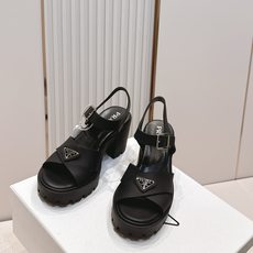 Prada 普拉达2026春夏新款凉鞋系列 罗马厚底高跟凉鞋 最新走秀款,经典升级 舒适度与时髦度并存 Prada 普拉达2026春夏新款凉鞋系列 罗马厚底高跟凉鞋 最新走秀款,经典升级 舒适度与时髦度并存