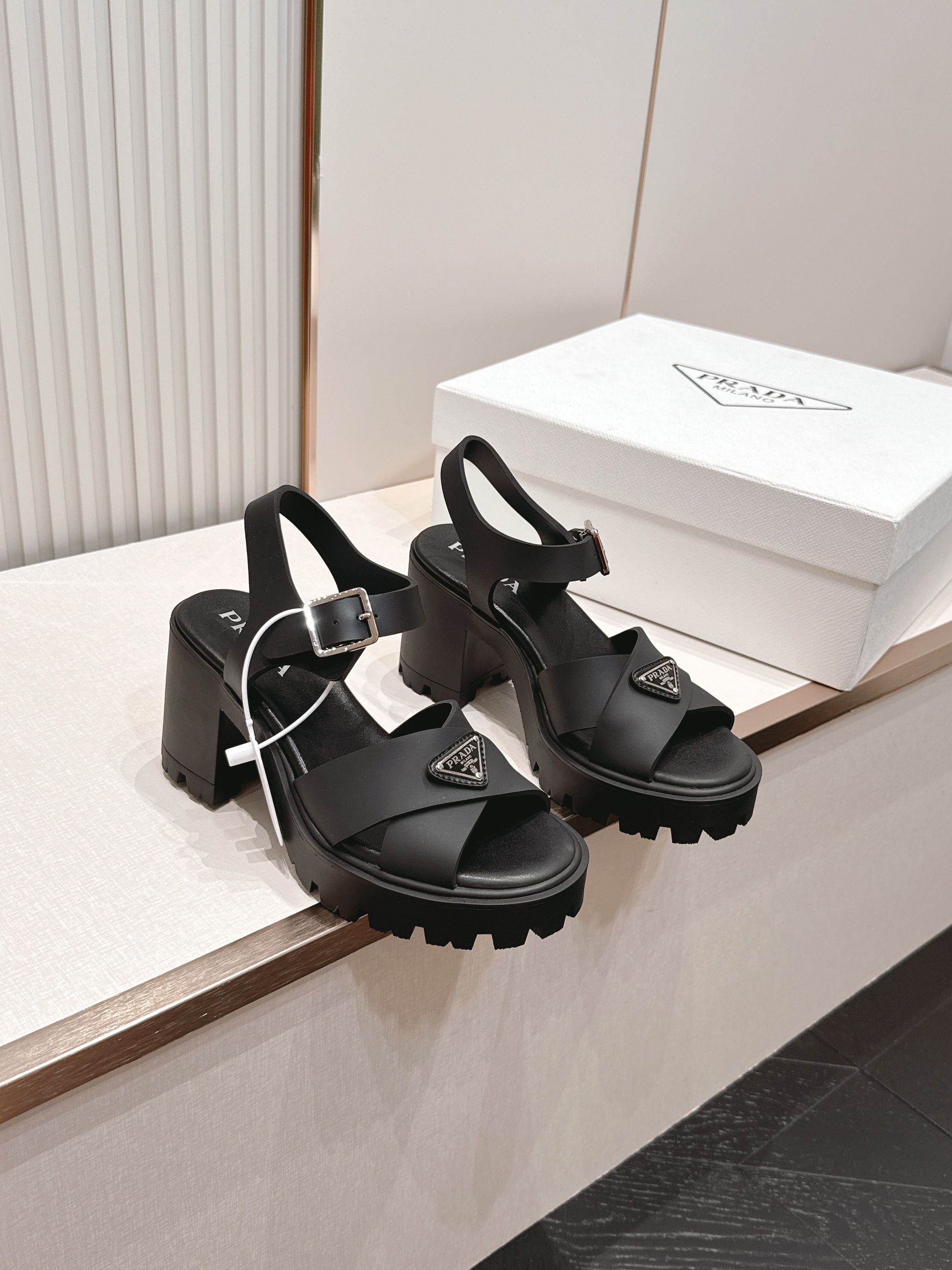 Prada 普拉达2026春夏新款凉鞋系列 罗马厚底高跟凉鞋 最新走秀款，经典升级 舒适度与时髦度并存 