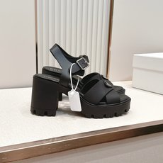 Prada 普拉达2026春夏新款凉鞋系列 罗马厚底高跟凉鞋 最新走秀款,经典升级 舒适度与时髦度并存 Prada 普拉达2026春夏新款凉鞋系列 罗马厚底高跟凉鞋 最新走秀款,经典升级 舒适度与时髦度并存