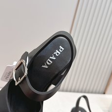 Prada 普拉达2026春夏新款凉鞋系列 罗马厚底高跟凉鞋 最新走秀款,经典升级 舒适度与时髦度并存 Prada 普拉达2026春夏新款凉鞋系列 罗马厚底高跟凉鞋 最新走秀款,经典升级 舒适度与时髦度并存