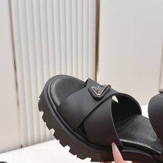 Prada 普拉达2026春夏新款凉鞋系列 罗马厚底高跟凉鞋 最新走秀款,经典升级 舒适度与时髦度并存 Prada 普拉达2026春夏新款凉鞋系列 罗马厚底高跟凉鞋 最新走秀款,经典升级 舒适度与时髦度并存