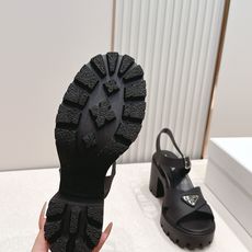 Prada 普拉达2026春夏新款凉鞋系列 罗马厚底高跟凉鞋 最新走秀款,经典升级 舒适度与时髦度并存 Prada 普拉达2026春夏新款凉鞋系列 罗马厚底高跟凉鞋 最新走秀款,经典升级 舒适度与时髦度并存