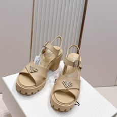 Prada 普拉达2026春夏新款凉鞋系列 罗马厚底高跟凉鞋 最新走秀款,经典升级 舒适度与时髦度并存 Prada 普拉达2026春夏新款凉鞋系列 罗马厚底高跟凉鞋 最新走秀款,经典升级 舒适度与时髦度并存