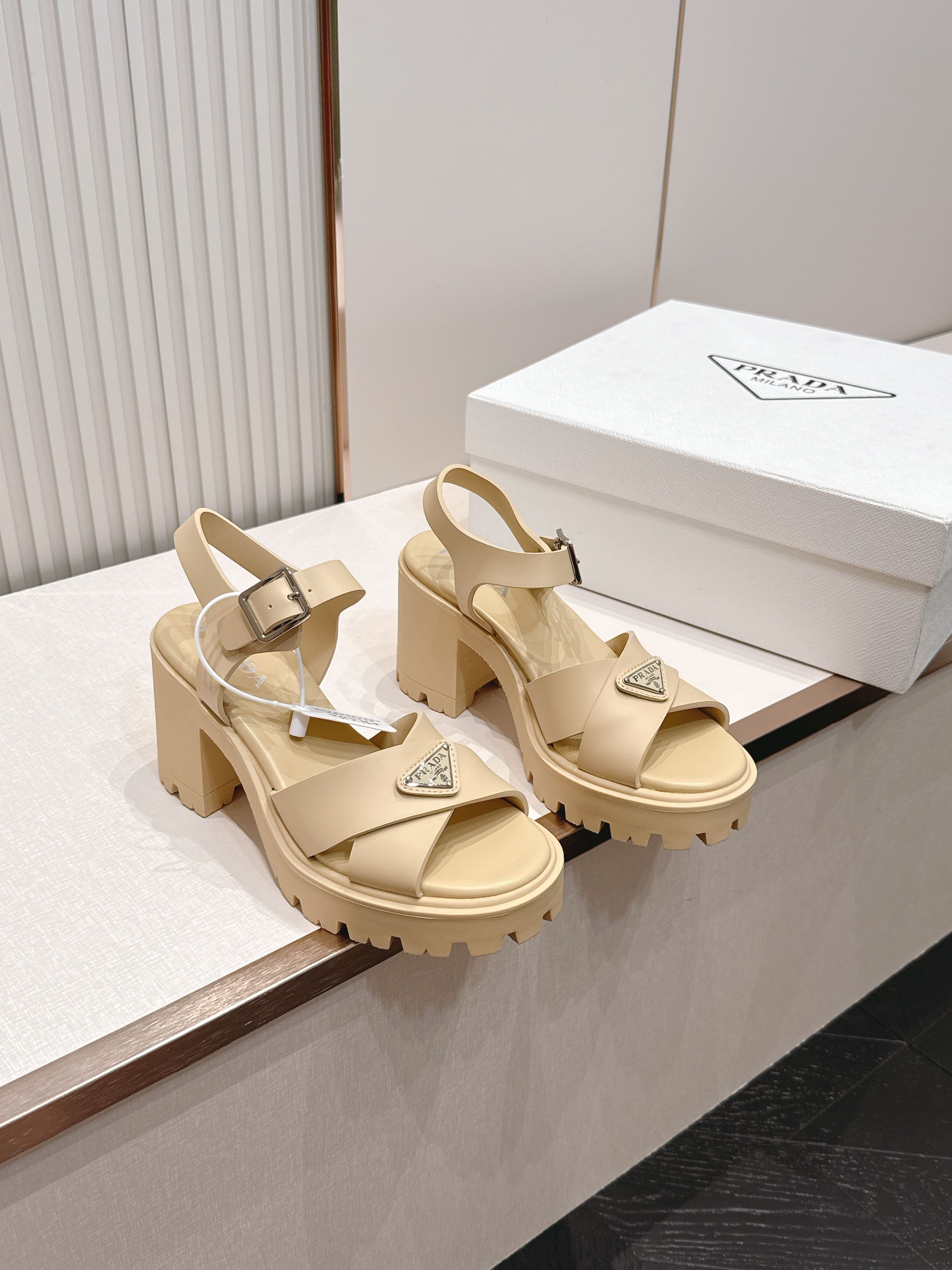 Prada 普拉达2026春夏新款凉鞋系列 罗马厚底高跟凉鞋 最新走秀款，经典升级 舒适度与时髦度并存 