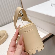 Prada 普拉达2026春夏新款凉鞋系列 罗马厚底高跟凉鞋 最新走秀款,经典升级 舒适度与时髦度并存 Prada 普拉达2026春夏新款凉鞋系列 罗马厚底高跟凉鞋 最新走秀款,经典升级 舒适度与时髦度并存
