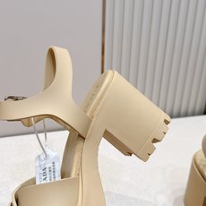 Prada 普拉达2026春夏新款凉鞋系列 罗马厚底高跟凉鞋 最新走秀款,经典升级 舒适度与时髦度并存 Prada 普拉达2026春夏新款凉鞋系列 罗马厚底高跟凉鞋 最新走秀款,经典升级 舒适度与时髦度并存