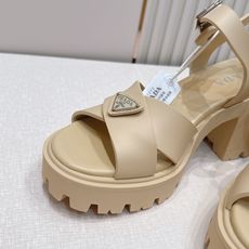 Prada 普拉达2026春夏新款凉鞋系列 罗马厚底高跟凉鞋 最新走秀款,经典升级 舒适度与时髦度并存 Prada 普拉达2026春夏新款凉鞋系列 罗马厚底高跟凉鞋 最新走秀款,经典升级 舒适度与时髦度并存