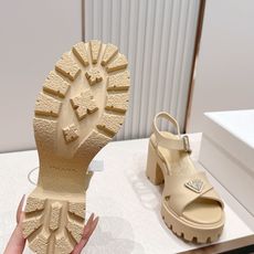 Prada 普拉达2026春夏新款凉鞋系列 罗马厚底高跟凉鞋 最新走秀款,经典升级 舒适度与时髦度并存 Prada 普拉达2026春夏新款凉鞋系列 罗马厚底高跟凉鞋 最新走秀款,经典升级 舒适度与时髦度并存