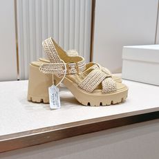 顶级拉菲草面 Prada 普拉达2026春夏新款凉鞋系列 罗马厚底高跟凉鞋 最新走秀款,经典升级 舒适 顶级拉菲草面 Prada 普拉达2026春夏新款凉鞋系列 罗马厚底高跟凉鞋 最新走秀款,经典升级 舒适