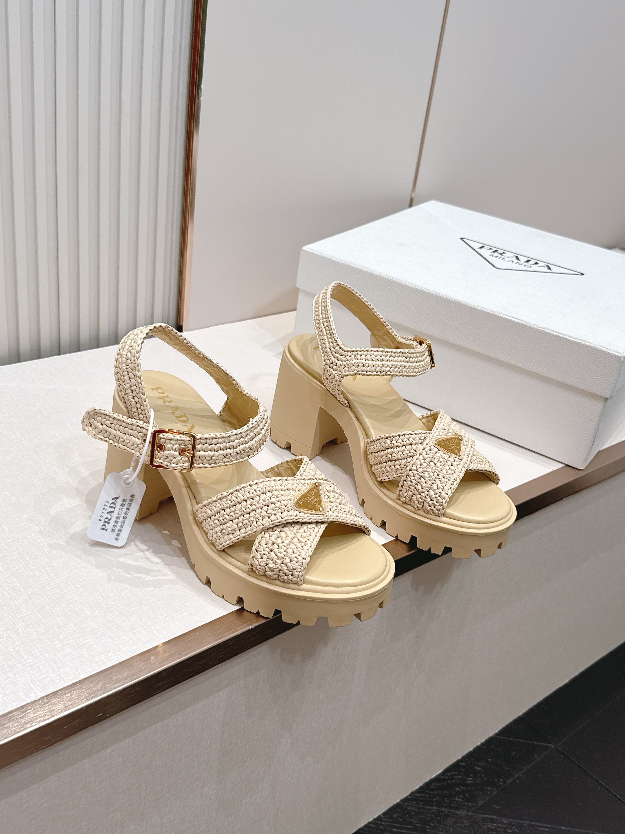 顶级拉菲草面  Prada 普拉达2026春夏新款凉鞋系列 罗马厚底高跟凉鞋 最新走秀款，经典升级 舒适