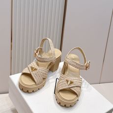 顶级拉菲草面 Prada 普拉达2026春夏新款凉鞋系列 罗马厚底高跟凉鞋 最新走秀款,经典升级 舒适 顶级拉菲草面 Prada 普拉达2026春夏新款凉鞋系列 罗马厚底高跟凉鞋 最新走秀款,经典升级 舒适