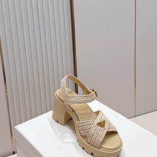 顶级拉菲草面 Prada 普拉达2026春夏新款凉鞋系列 罗马厚底高跟凉鞋 最新走秀款,经典升级 舒适 顶级拉菲草面 Prada 普拉达2026春夏新款凉鞋系列 罗马厚底高跟凉鞋 最新走秀款,经典升级 舒适