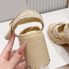 顶级拉菲草面 Prada 普拉达2026春夏新款凉鞋系列 罗马厚底高跟凉鞋 最新走秀款,经典升级 舒适 顶级拉菲草面 Prada 普拉达2026春夏新款凉鞋系列 罗马厚底高跟凉鞋 最新走秀款,经典升级 舒适
