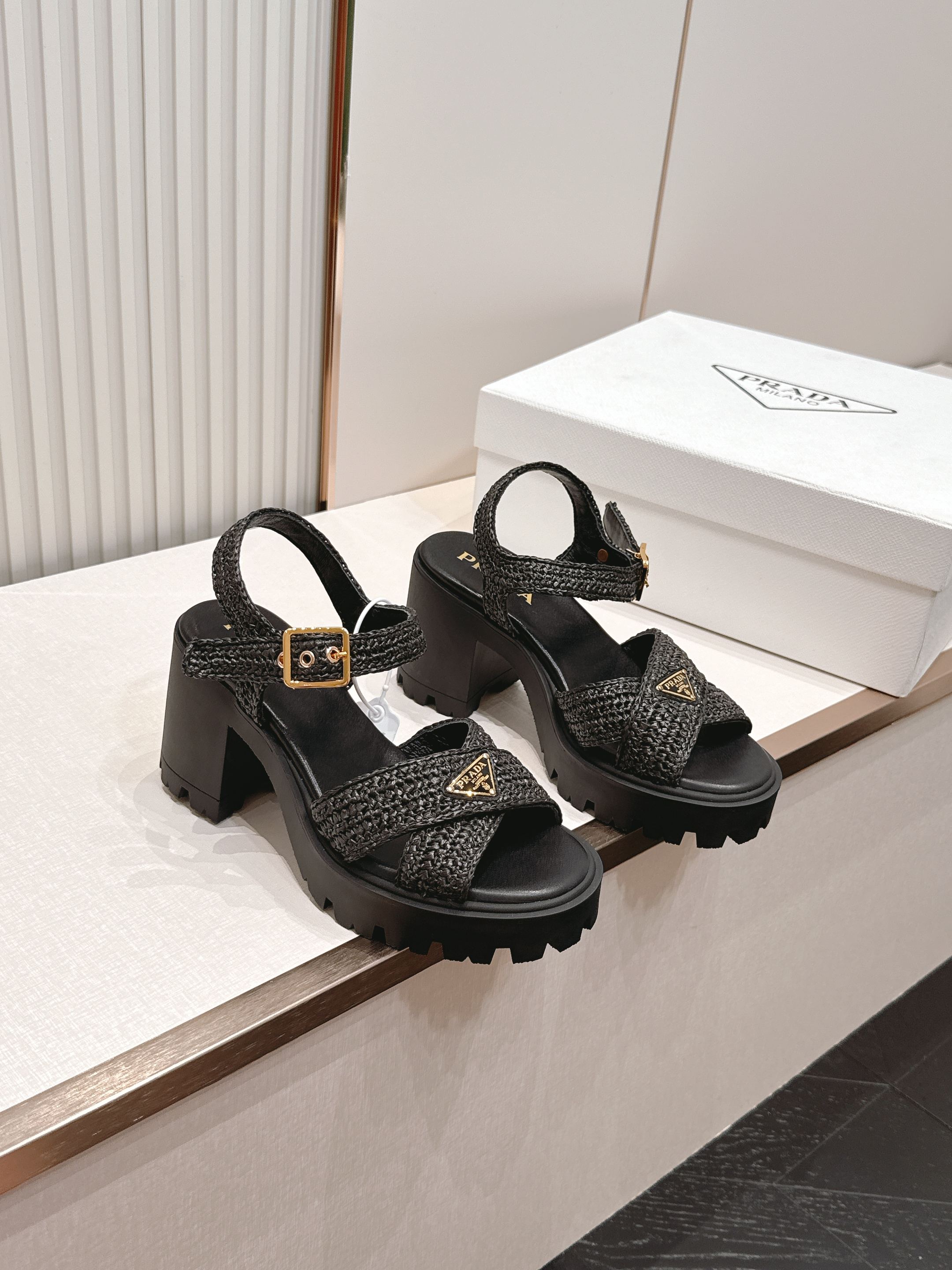 顶级拉菲草面  Prada 普拉达2026春夏新款凉鞋系列 罗马厚底高跟凉鞋 最新走秀款，经典升级 舒适
