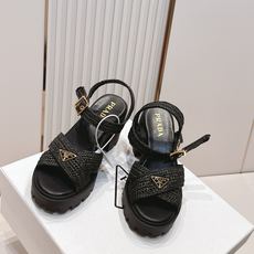 顶级拉菲草面 Prada 普拉达2026春夏新款凉鞋系列 罗马厚底高跟凉鞋 最新走秀款,经典升级 舒适 顶级拉菲草面 Prada 普拉达2026春夏新款凉鞋系列 罗马厚底高跟凉鞋 最新走秀款,经典升级 舒适