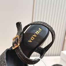 顶级拉菲草面 Prada 普拉达2026春夏新款凉鞋系列 罗马厚底高跟凉鞋 最新走秀款,经典升级 舒适 顶级拉菲草面 Prada 普拉达2026春夏新款凉鞋系列 罗马厚底高跟凉鞋 最新走秀款,经典升级 舒适