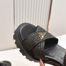 顶级拉菲草面 Prada 普拉达2026春夏新款凉鞋系列 罗马厚底高跟凉鞋 最新走秀款,经典升级 舒适 顶级拉菲草面 Prada 普拉达2026春夏新款凉鞋系列 罗马厚底高跟凉鞋 最新走秀款,经典升级 舒适