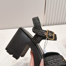 顶级拉菲草面 Prada 普拉达2026春夏新款凉鞋系列 罗马厚底高跟凉鞋 最新走秀款,经典升级 舒适 顶级拉菲草面 Prada 普拉达2026春夏新款凉鞋系列 罗马厚底高跟凉鞋 最新走秀款,经典升级 舒适