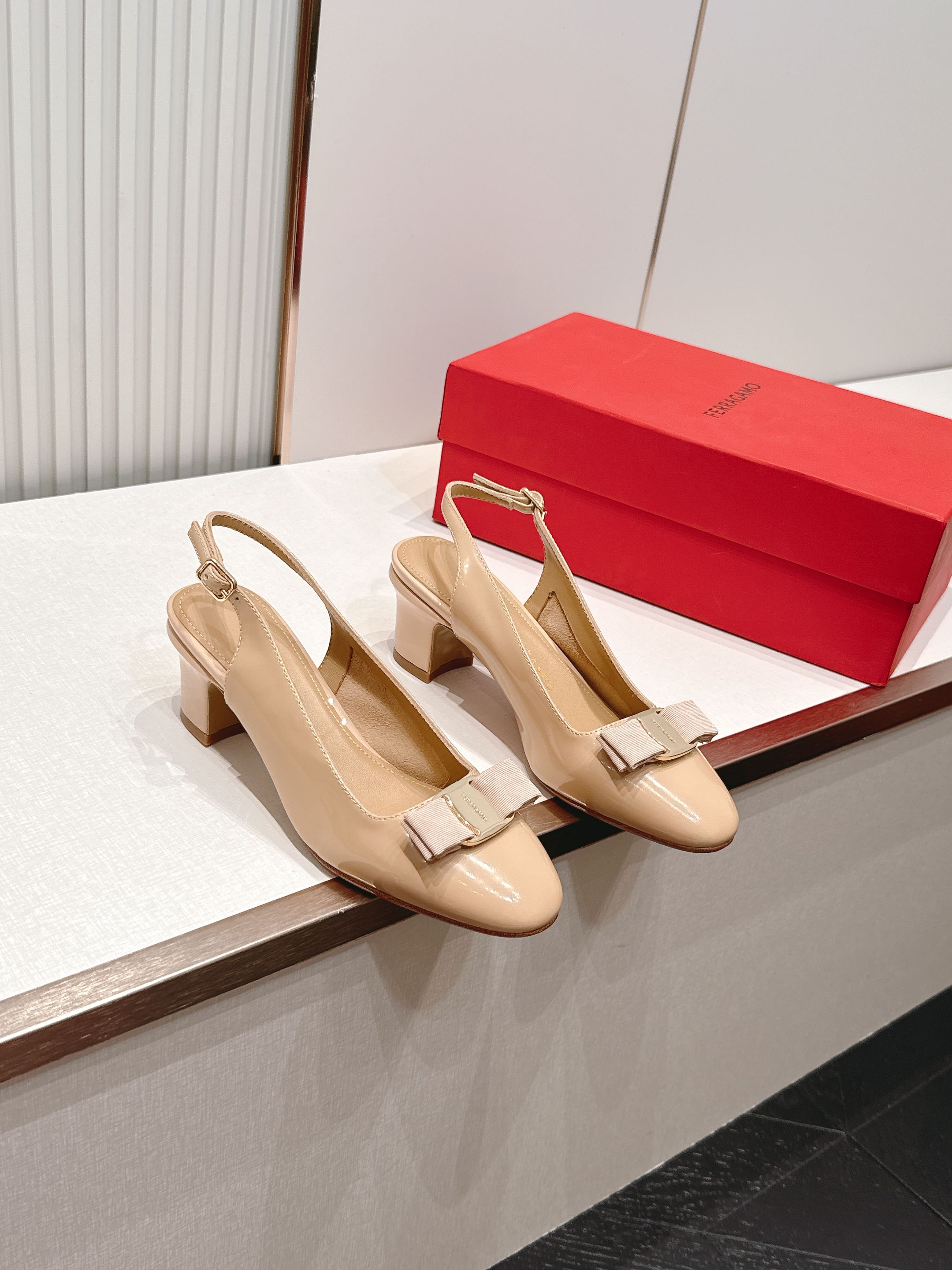 Ferragamo  菲拉格慕26春夏新品蝴蝶结圆头粗跟后空凉鞋！经典万年不败款！标志性蝴蝶结布扣！粗跟