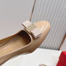 Ferragamo 菲拉格慕26春夏新品蝴蝶结圆头粗跟后空凉鞋!经典万年不败款!标志性蝴蝶结布扣!粗跟 Ferragamo 菲拉格慕26春夏新品蝴蝶结圆头粗跟后空凉鞋!经典万年不败款!标志性蝴蝶结布扣!粗跟