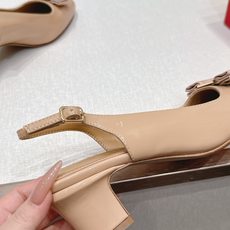 Ferragamo 菲拉格慕26春夏新品蝴蝶结圆头粗跟后空凉鞋!经典万年不败款!标志性蝴蝶结布扣!粗跟 Ferragamo 菲拉格慕26春夏新品蝴蝶结圆头粗跟后空凉鞋!经典万年不败款!标志性蝴蝶结布扣!粗跟