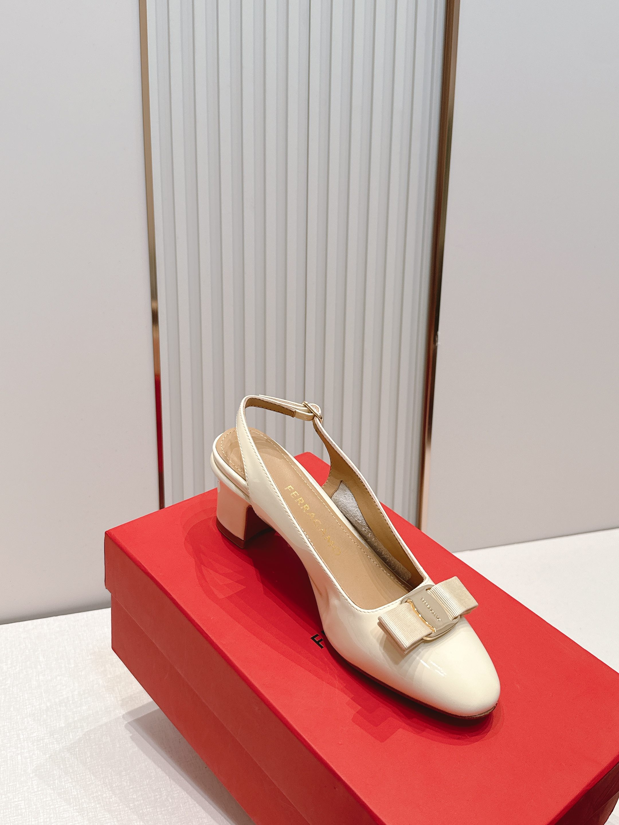 Ferragamo  菲拉格慕26春夏新品蝴蝶结圆头粗跟后空凉鞋！经典万年不败款！标志性蝴蝶结布扣！粗跟