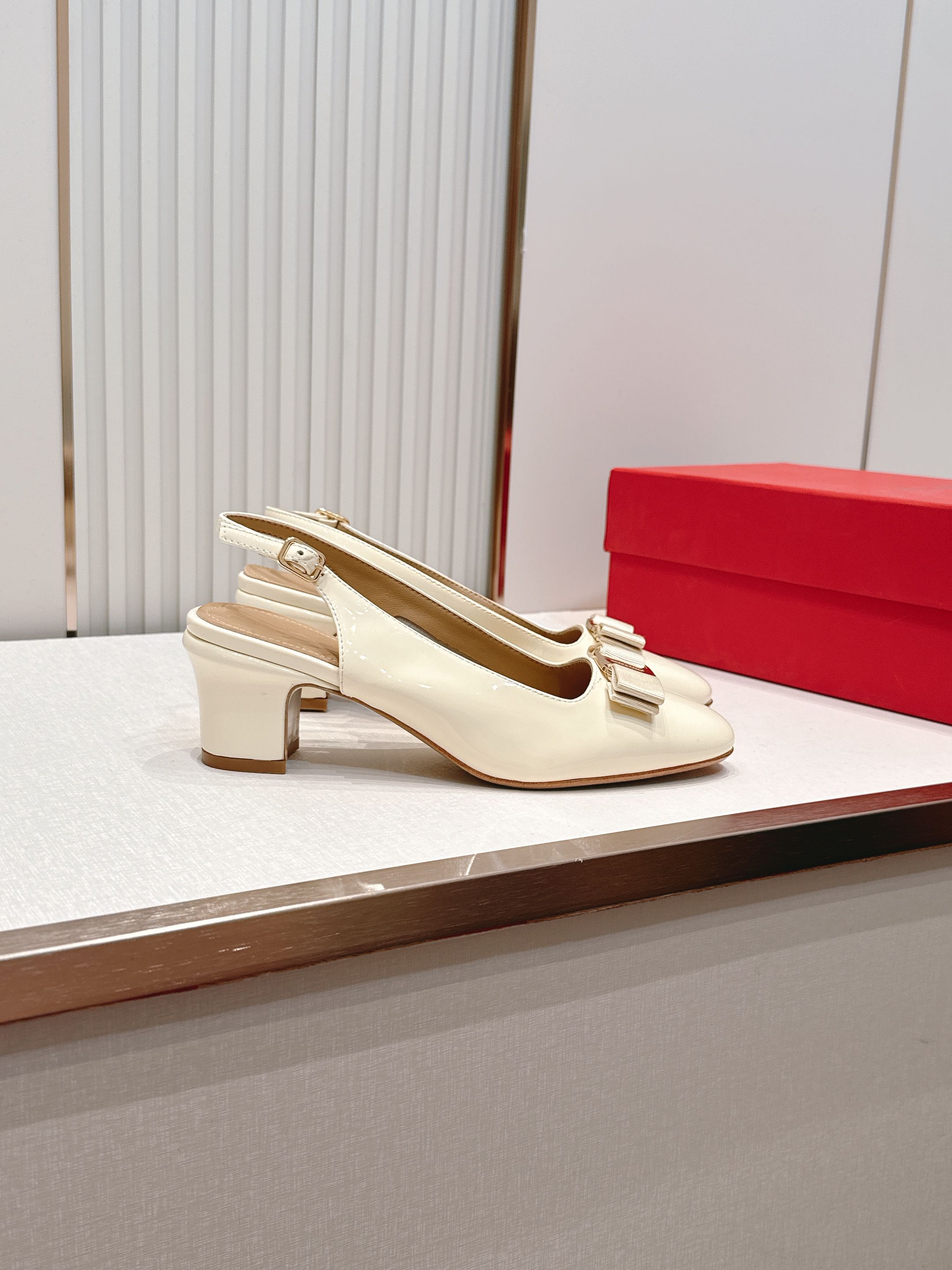 Ferragamo  菲拉格慕26春夏新品蝴蝶结圆头粗跟后空凉鞋！经典万年不败款！标志性蝴蝶结布扣！粗跟
