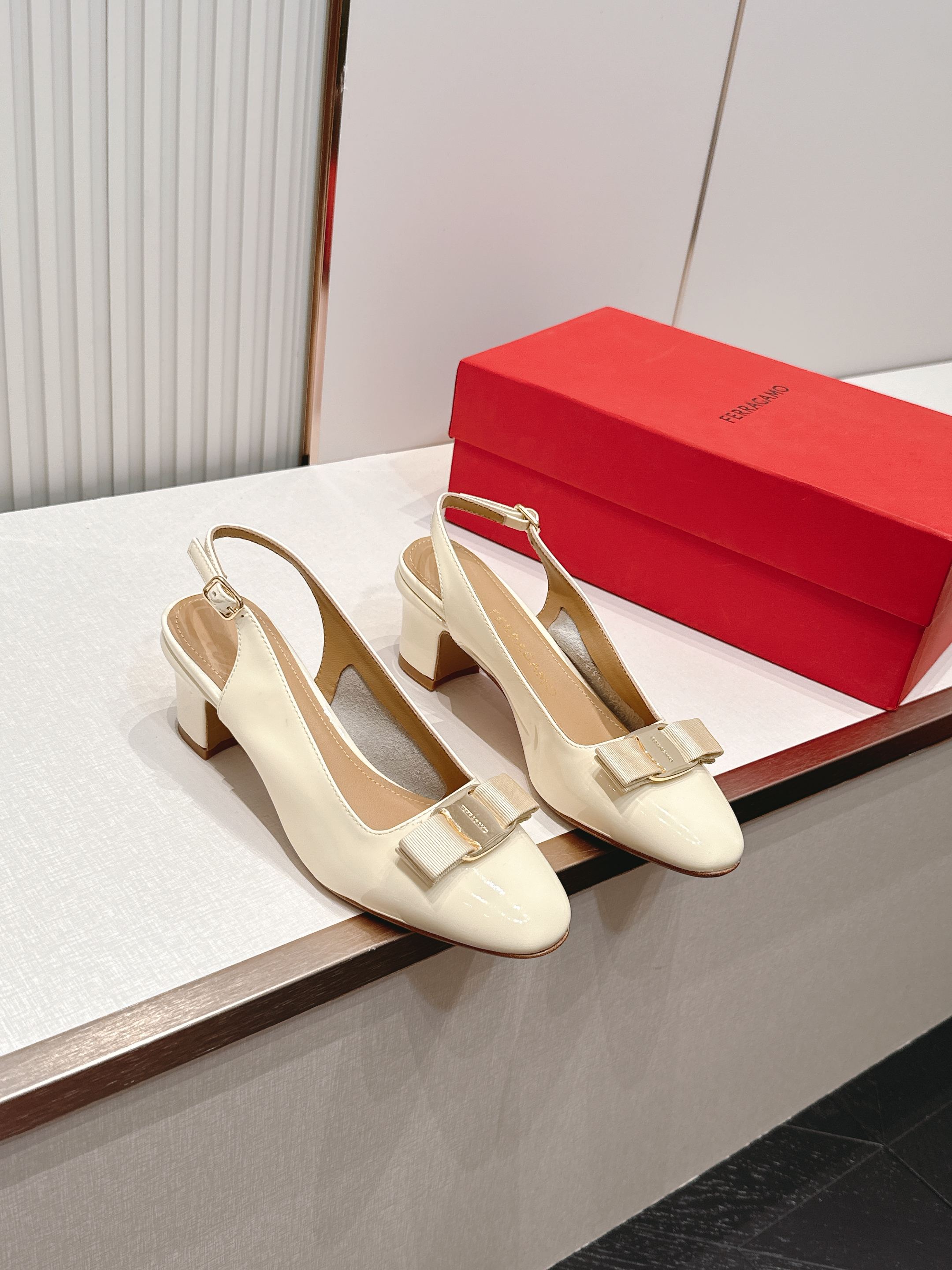 Ferragamo  菲拉格慕26春夏新品蝴蝶结圆头粗跟后空凉鞋！经典万年不败款！标志性蝴蝶结布扣！粗跟