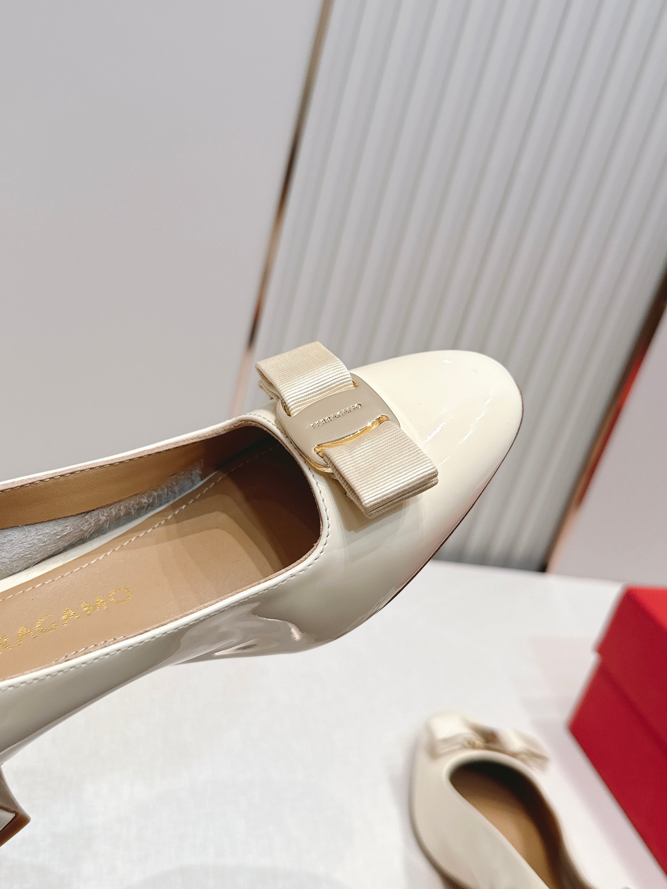 Ferragamo  菲拉格慕26春夏新品蝴蝶结圆头粗跟后空凉鞋！经典万年不败款！标志性蝴蝶结布扣！粗跟