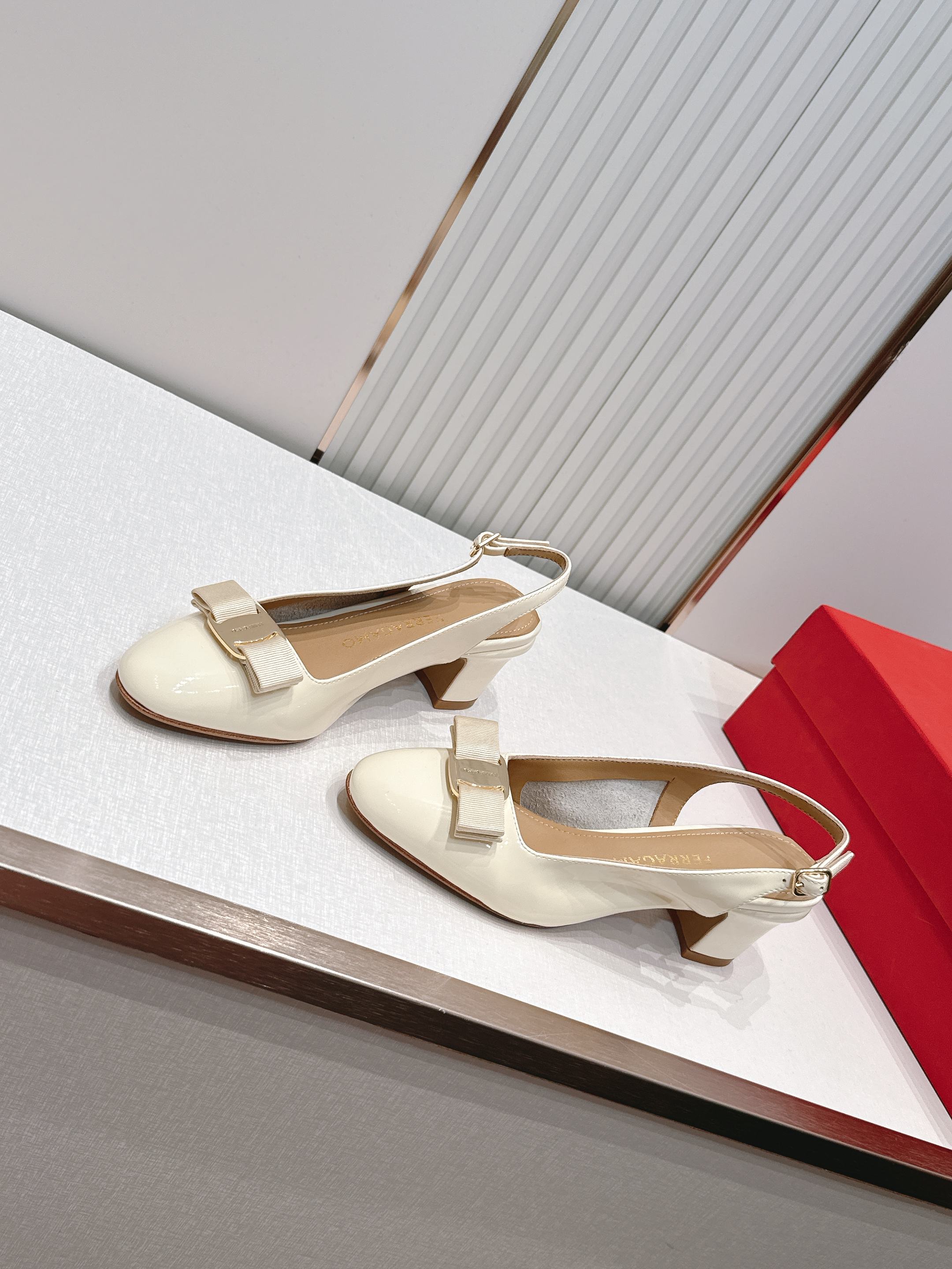 Ferragamo  菲拉格慕26春夏新品蝴蝶结圆头粗跟后空凉鞋！经典万年不败款！标志性蝴蝶结布扣！粗跟