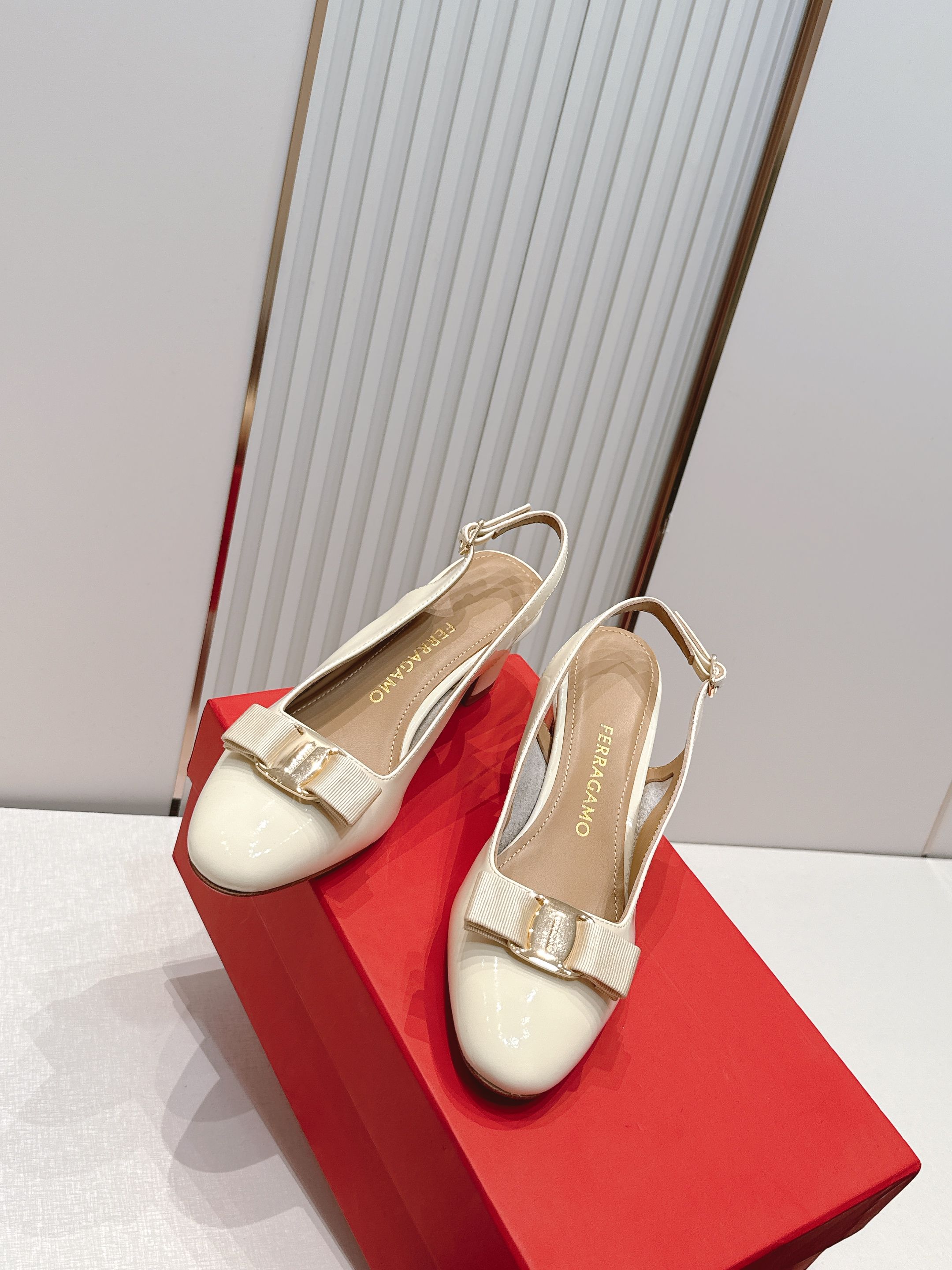 Ferragamo  菲拉格慕26春夏新品蝴蝶结圆头粗跟后空凉鞋！经典万年不败款！标志性蝴蝶结布扣！粗跟