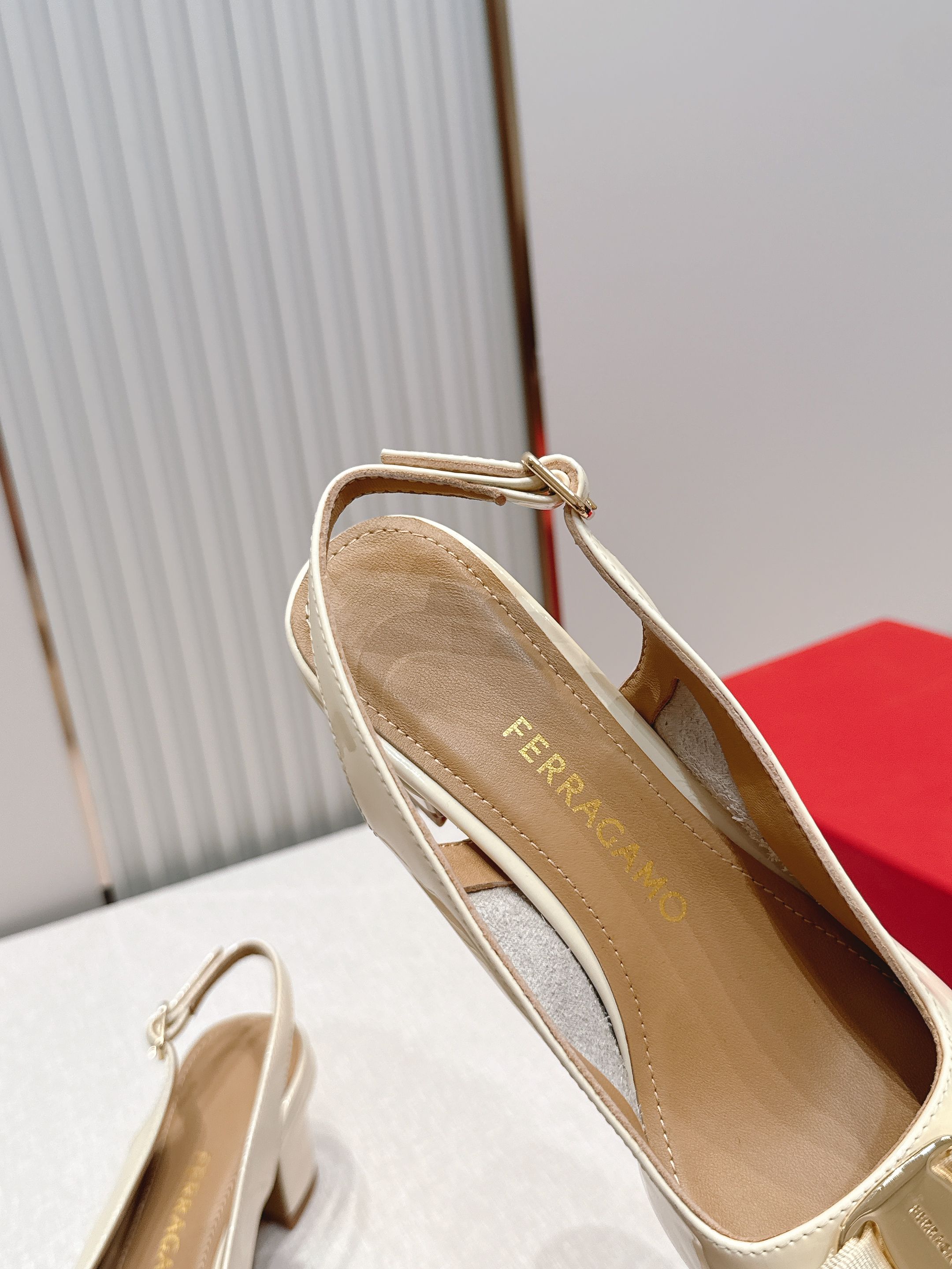 Ferragamo  菲拉格慕26春夏新品蝴蝶结圆头粗跟后空凉鞋！经典万年不败款！标志性蝴蝶结布扣！粗跟